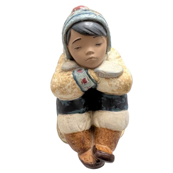 LLADRO PENSIVE ESKIMO BOY FIGURINE - Picture 1 of 16